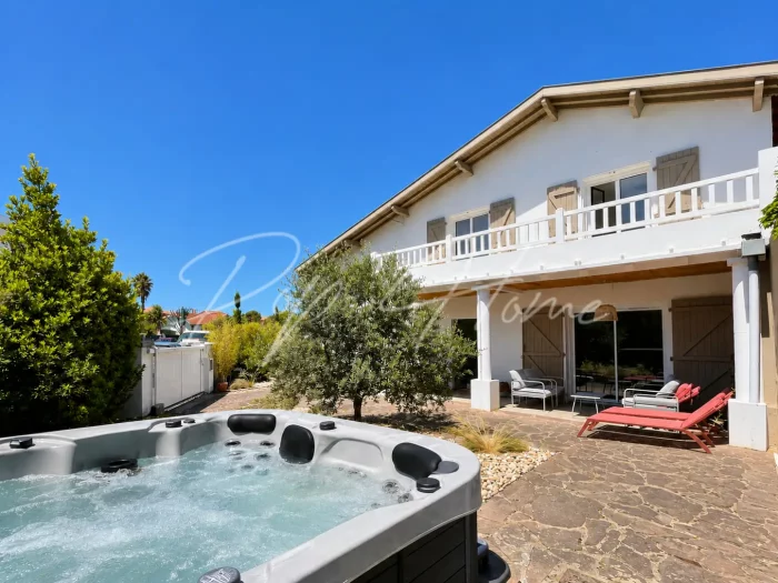Maison et sa dépendance à vendre à Anglet Aguilera Chassin, 6 pièces 170m2 façade